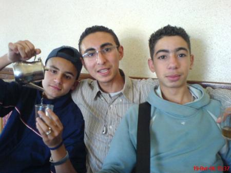 moi est amine est yossef dans la 9hiwa de notre lycee